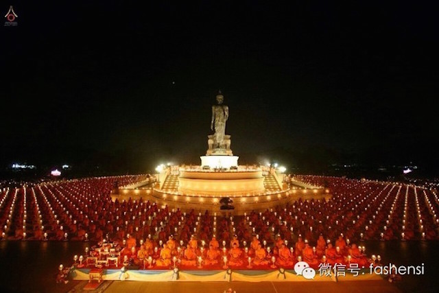 Chùm ảnh: Hàng vạn vị Tăng sĩ hạnh Đầu đà cuộc hành hương giữa lòng Bangkok, Thái Lan