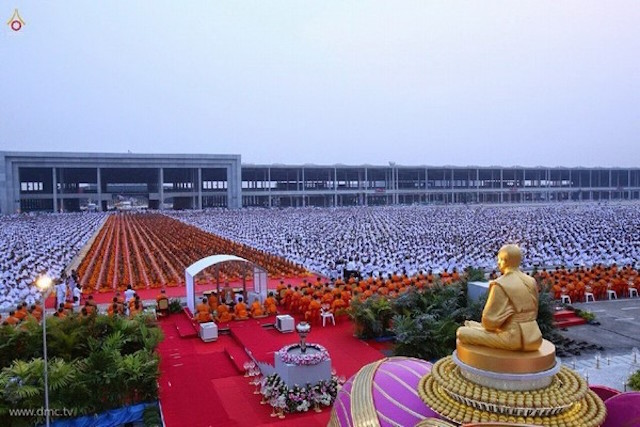 Chùm ảnh: Hàng vạn vị Tăng sĩ hạnh Đầu đà cuộc hành hương giữa lòng Bangkok, Thái Lan