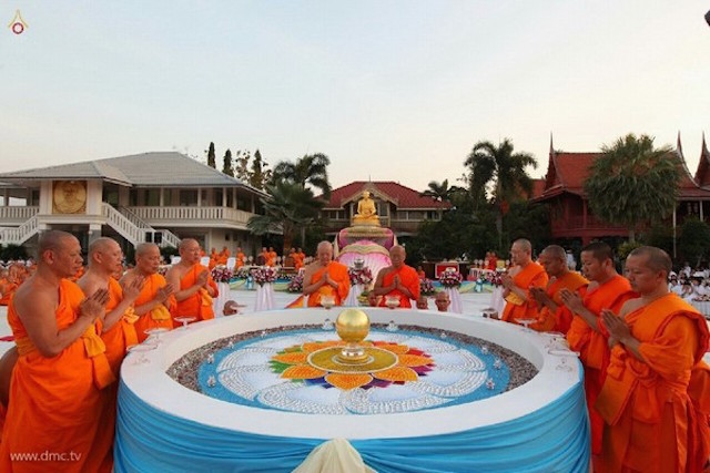 Chùm ảnh: Hàng vạn vị Tăng sĩ hạnh Đầu đà cuộc hành hương giữa lòng Bangkok, Thái Lan