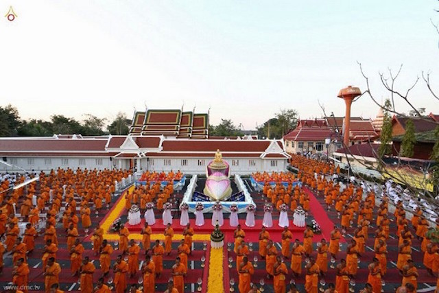 Chùm ảnh: Hàng vạn vị Tăng sĩ hạnh Đầu đà cuộc hành hương giữa lòng Bangkok, Thái Lan