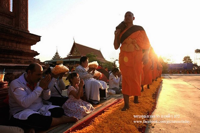 Chùm ảnh: Hàng vạn vị Tăng sĩ hạnh Đầu đà cuộc hành hương giữa lòng Bangkok, Thái Lan