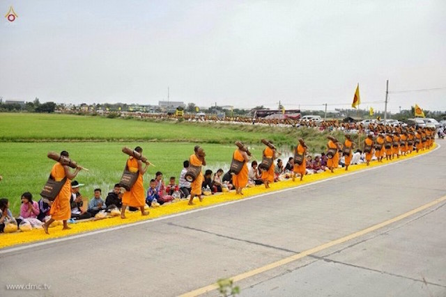Chùm ảnh: Hàng vạn vị Tăng sĩ hạnh Đầu đà cuộc hành hương giữa lòng Bangkok, Thái Lan