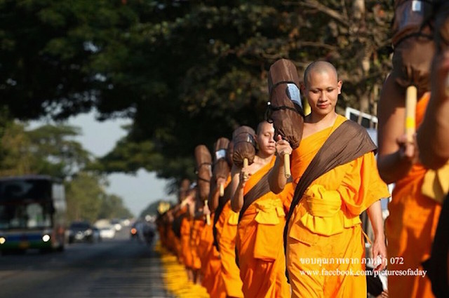 Chùm ảnh: Hàng vạn vị Tăng sĩ hạnh Đầu đà cuộc hành hương giữa lòng Bangkok, Thái Lan