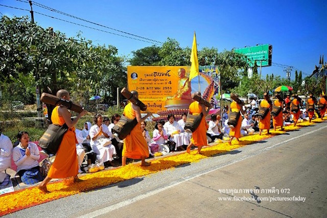 Chùm ảnh: Hàng vạn vị Tăng sĩ hạnh Đầu đà cuộc hành hương giữa lòng Bangkok, Thái Lan