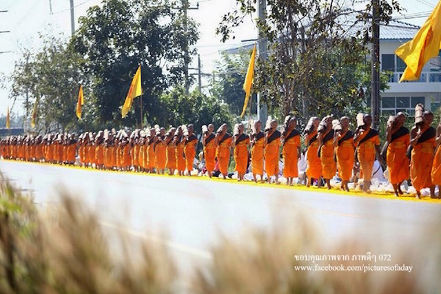 Chùm ảnh: Hàng vạn vị Tăng sĩ hạnh Đầu đà cuộc hành hương giữa lòng Bangkok, Thái Lan