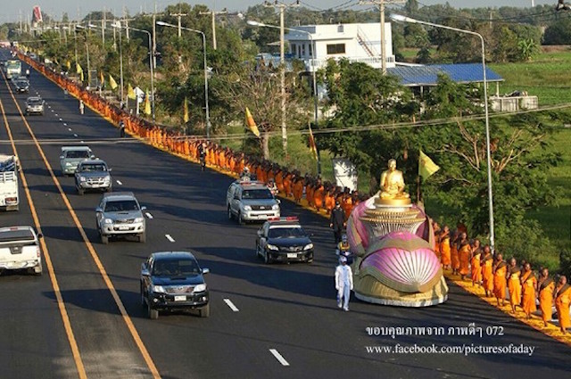 Chùm ảnh: Hàng vạn vị Tăng sĩ hạnh Đầu đà cuộc hành hương giữa lòng Bangkok, Thái Lan