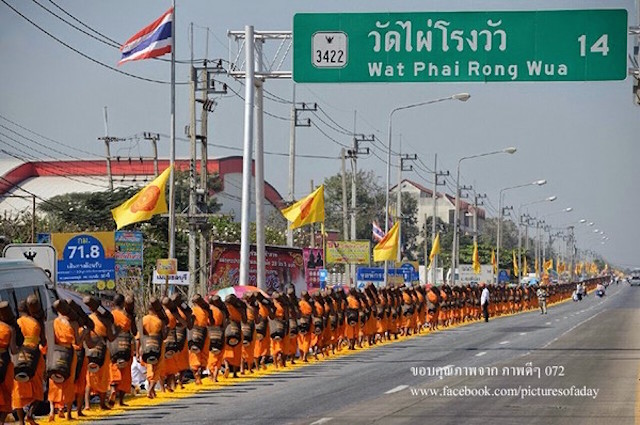Chùm ảnh: Hàng vạn vị Tăng sĩ hạnh Đầu đà cuộc hành hương giữa lòng Bangkok, Thái Lan