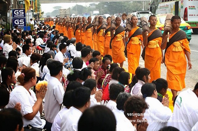 Chùm ảnh: Hàng vạn vị Tăng sĩ hạnh Đầu đà cuộc hành hương giữa lòng Bangkok, Thái Lan