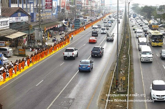 Chùm ảnh: Hàng vạn vị Tăng sĩ hạnh Đầu đà cuộc hành hương giữa lòng Bangkok, Thái Lan
