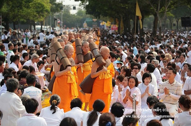 Chùm ảnh: Hàng vạn vị Tăng sĩ hạnh Đầu đà cuộc hành hương giữa lòng Bangkok, Thái Lan
