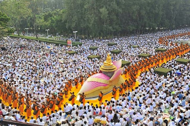 Chùm ảnh: Hàng vạn vị Tăng sĩ hạnh Đầu đà cuộc hành hương giữa lòng Bangkok, Thái Lan