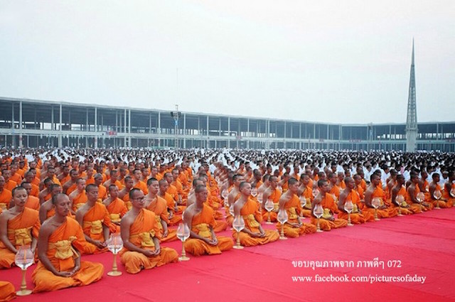 Chùm ảnh: Hàng vạn vị Tăng sĩ hạnh Đầu đà cuộc hành hương giữa lòng Bangkok, Thái Lan