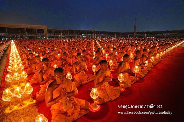 Chùm ảnh: Hàng vạn vị Tăng sĩ hạnh Đầu đà cuộc hành hương giữa lòng Bangkok, Thái Lan