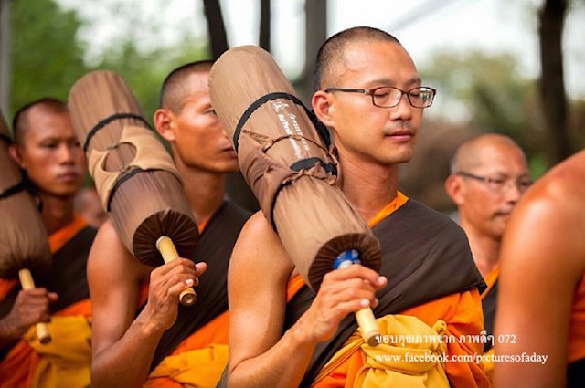 Chùm ảnh: Hàng vạn vị Tăng sĩ hạnh Đầu đà cuộc hành hương giữa lòng Bangkok, Thái Lan