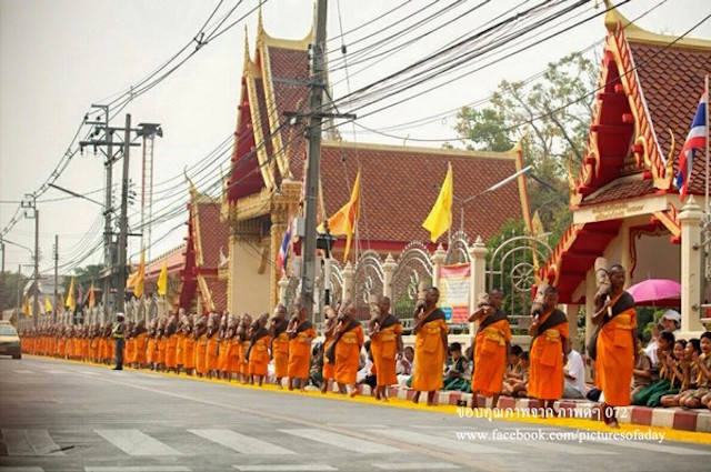 Chùm ảnh: Hàng vạn vị Tăng sĩ hạnh Đầu đà cuộc hành hương giữa lòng Bangkok, Thái Lan