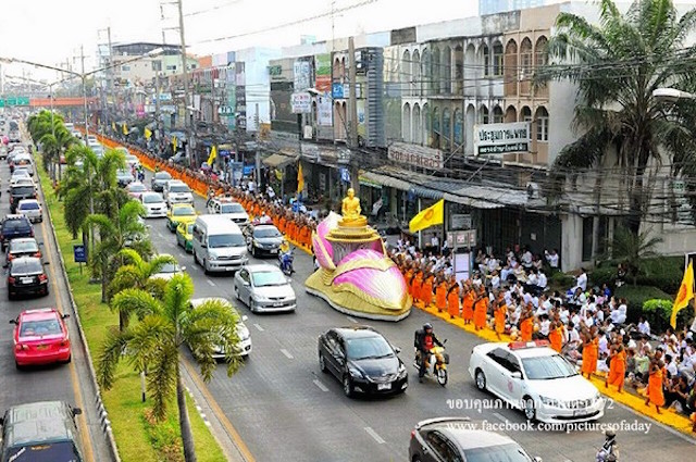 Chùm ảnh: Hàng vạn vị Tăng sĩ hạnh Đầu đà cuộc hành hương giữa lòng Bangkok, Thái Lan