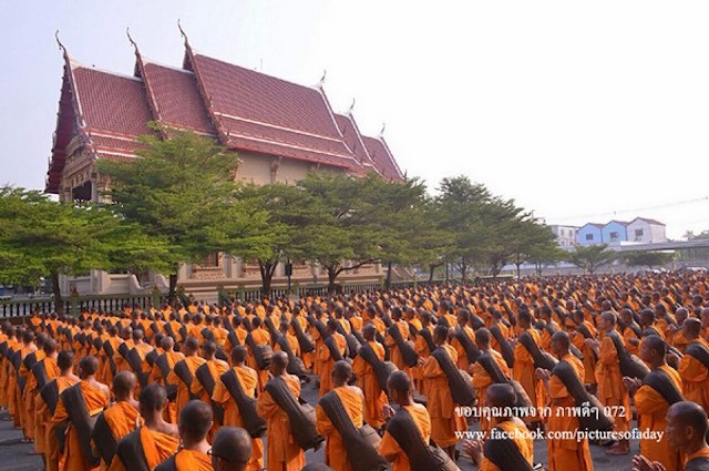 Chùm ảnh: Hàng vạn vị Tăng sĩ hạnh Đầu đà cuộc hành hương giữa lòng Bangkok, Thái Lan