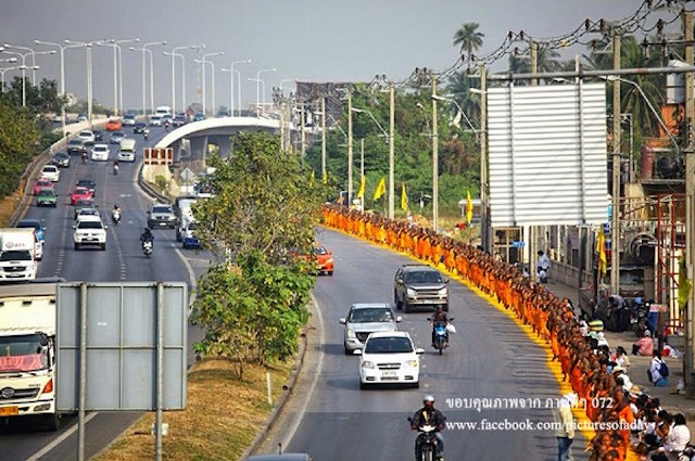 Chùm ảnh: Hàng vạn vị Tăng sĩ hạnh Đầu đà cuộc hành hương giữa lòng Bangkok, Thái Lan