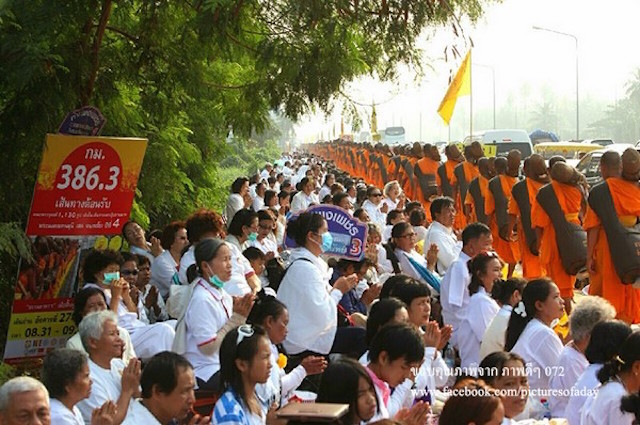 Chùm ảnh: Hàng vạn vị Tăng sĩ hạnh Đầu đà cuộc hành hương giữa lòng Bangkok, Thái Lan