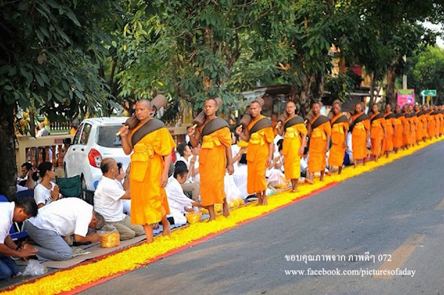 Chùm ảnh: Hàng vạn vị Tăng sĩ hạnh Đầu đà cuộc hành hương giữa lòng Bangkok, Thái Lan