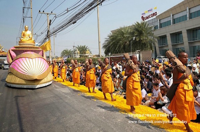 Chùm ảnh: Hàng vạn vị Tăng sĩ hạnh Đầu đà cuộc hành hương giữa lòng Bangkok, Thái Lan