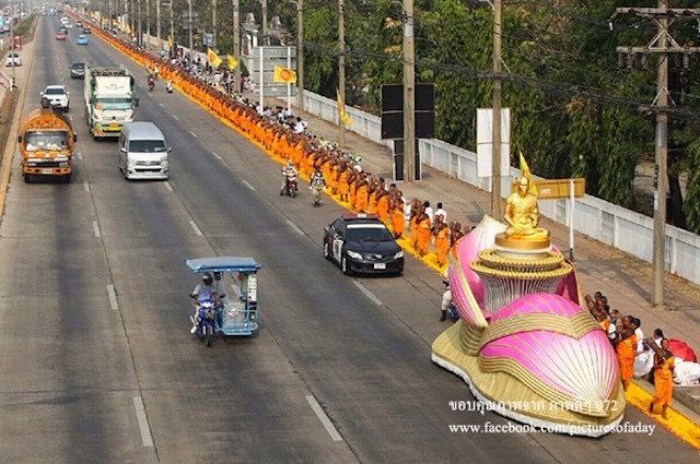Chùm ảnh: Hàng vạn vị Tăng sĩ hạnh Đầu đà cuộc hành hương giữa lòng Bangkok, Thái Lan