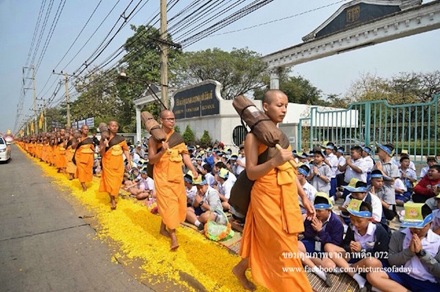 Chùm ảnh: Hàng vạn vị Tăng sĩ hạnh Đầu đà cuộc hành hương giữa lòng Bangkok, Thái Lan
