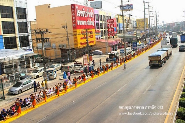 Chùm ảnh: Hàng vạn vị Tăng sĩ hạnh Đầu đà cuộc hành hương giữa lòng Bangkok, Thái Lan
