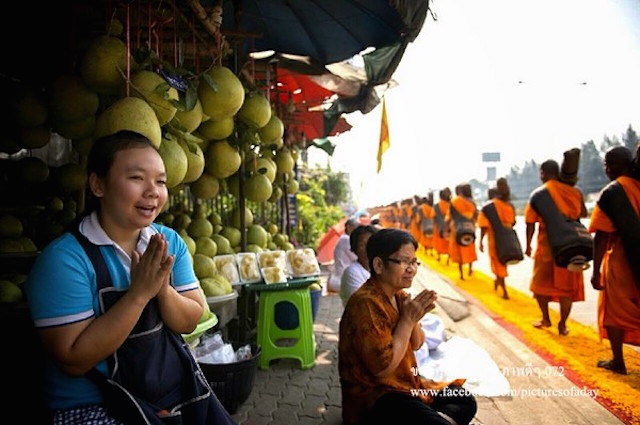 Chùm ảnh: Hàng vạn vị Tăng sĩ hạnh Đầu đà cuộc hành hương giữa lòng Bangkok, Thái Lan