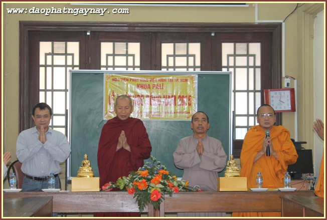 Học viện PGVN tại TP. HCM: Khoa Pali tặng học bổng cho Tăng Ni sinh
