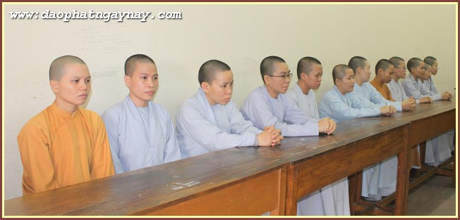 Học viện PGVN tại TP. HCM: Khoa Pali tặng học bổng cho Tăng Ni sinh