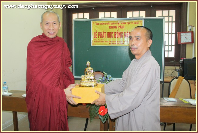 Học viện PGVN tại TP. HCM: Khoa Pali tặng học bổng cho Tăng Ni sinh