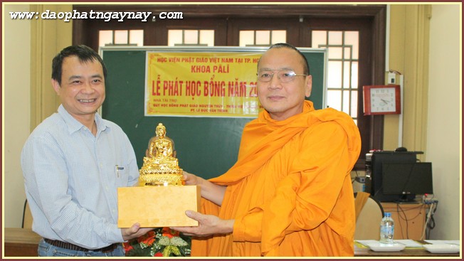 Học viện PGVN tại TP. HCM: Khoa Pali tặng học bổng cho Tăng Ni sinh