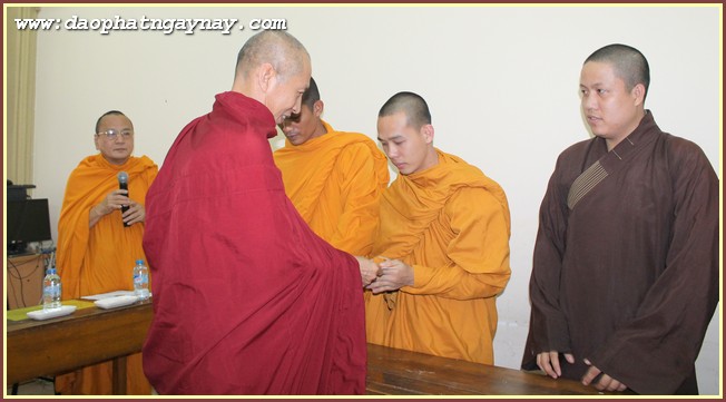 Học viện PGVN tại TP. HCM: Khoa Pali tặng học bổng cho Tăng Ni sinh