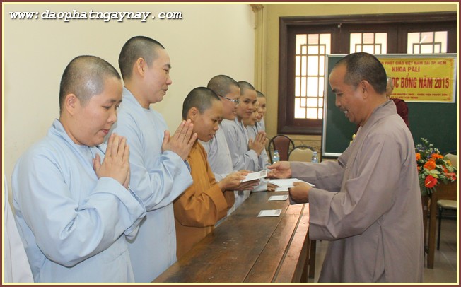 Học viện PGVN tại TP. HCM: Khoa Pali tặng học bổng cho Tăng Ni sinh
