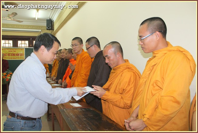 Học viện PGVN tại TP. HCM: Khoa Pali tặng học bổng cho Tăng Ni sinh