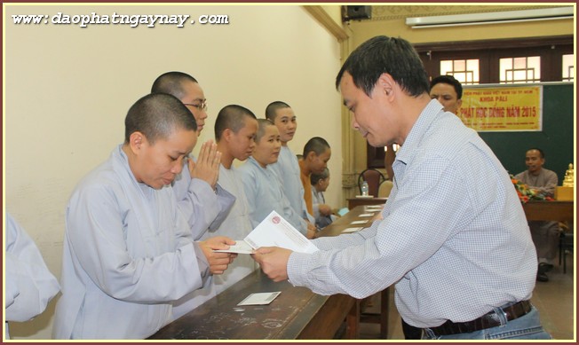 Học viện PGVN tại TP. HCM: Khoa Pali tặng học bổng cho Tăng Ni sinh