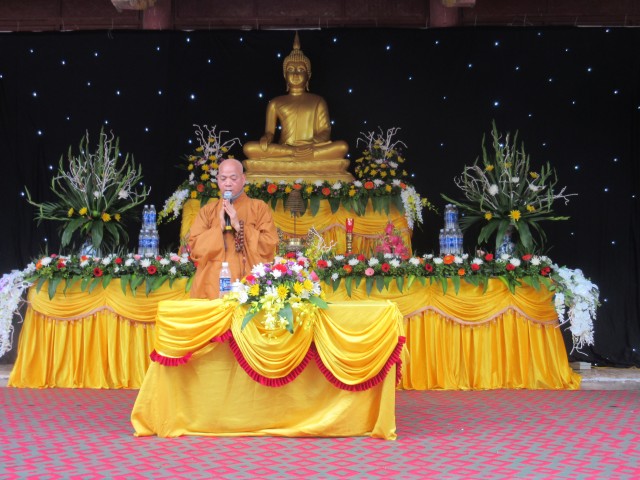 Thái Bình:  Đêm hoa đăng vía Phật thành đạo tại chùa Văn Môn