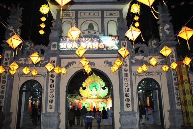 Thái Bình:  Đêm hội hoa đăng tại chùa Tây Khánh