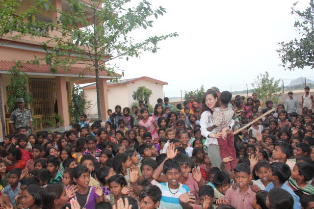 Quỹ Đạo Phật Ngày Nay: Hỗ trợ Tăng Ni du học và ủng hộ cho người nghèo tại Ấn Độ