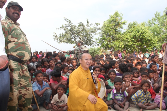 Quỹ Đạo Phật Ngày Nay: Hỗ trợ Tăng Ni du học và ủng hộ cho người nghèo tại Ấn Độ