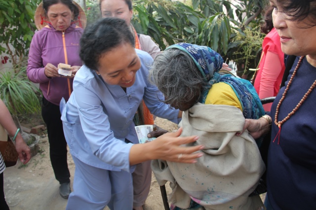 Quỹ Đạo Phật Ngày Nay: Hỗ trợ Tăng Ni du học và ủng hộ cho người nghèo tại Ấn Độ