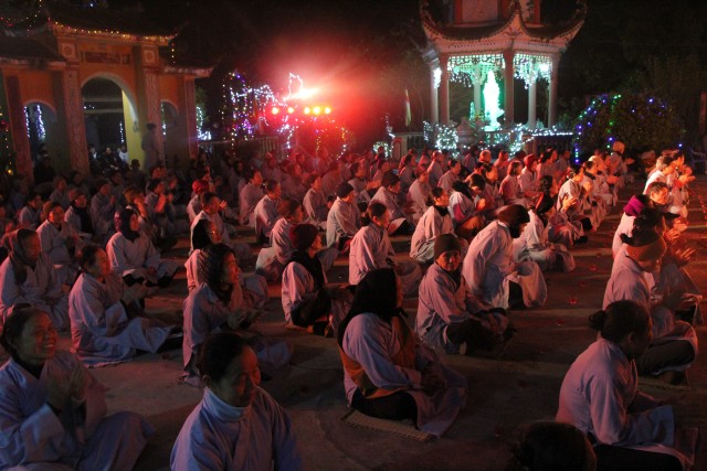 Thái Bình:  Đêm hoa đăng vía Phật thành đạo tại chùa Văn Môn