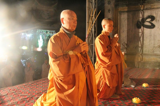 Thái Bình:  Đêm hoa đăng vía Phật thành đạo tại chùa Văn Môn