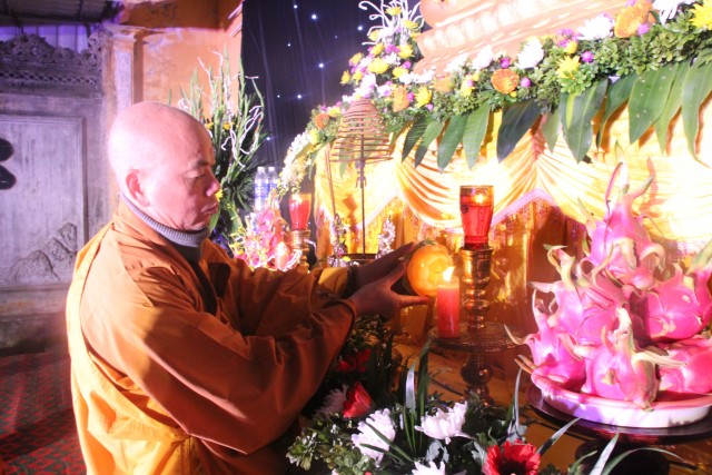 Thái Bình:  Đêm hoa đăng vía Phật thành đạo tại chùa Văn Môn