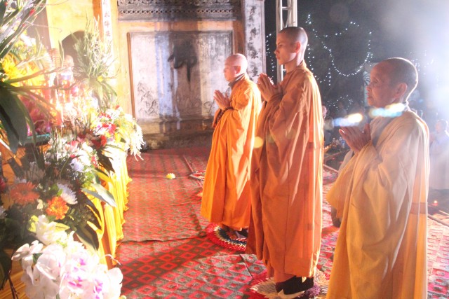 Thái Bình:  Đêm hoa đăng vía Phật thành đạo tại chùa Văn Môn
