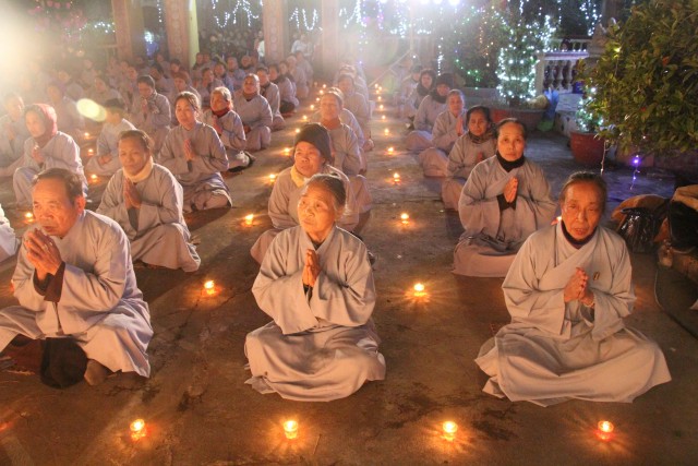 Thái Bình:  Đêm hoa đăng vía Phật thành đạo tại chùa Văn Môn