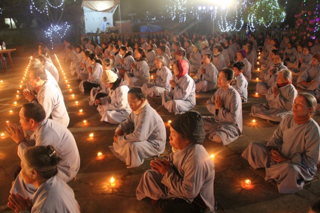 Thái Bình:  Đêm hoa đăng vía Phật thành đạo tại chùa Văn Môn