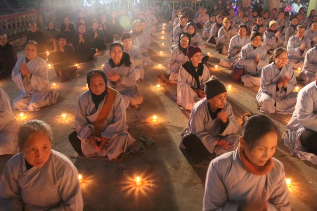 Thái Bình:  Đêm hoa đăng vía Phật thành đạo tại chùa Văn Môn