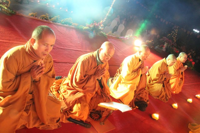 Nam Định:  Đêm hoa đăng vía Phật A Di Đà tại chùa Trùng Khánh